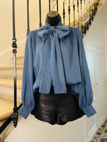 Blouse lavallière en soie façonnée bleue