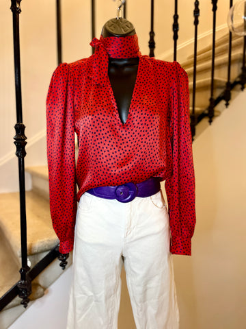 Blouse en soie rouge à pois bleus